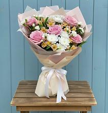 Букет цветов из:  Гвоздики, Орхидеи и Розы в Горном Ставропольского края