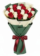 Букет Микс из красных и белых роз в Горном Ставропольского края
