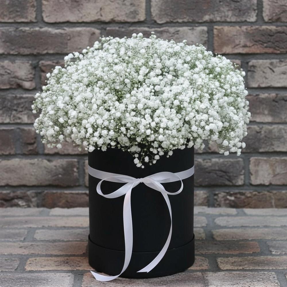 Цветочная композиция из Гипсофила в шляпной коробке в Горном Ставропольского края