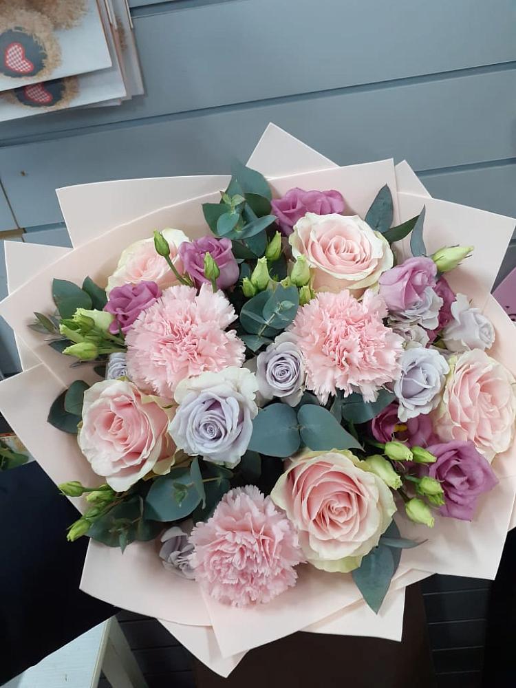 Букет цветов из: Розы, Гвоздики и Лизиантусы в Горном Ставропольского края