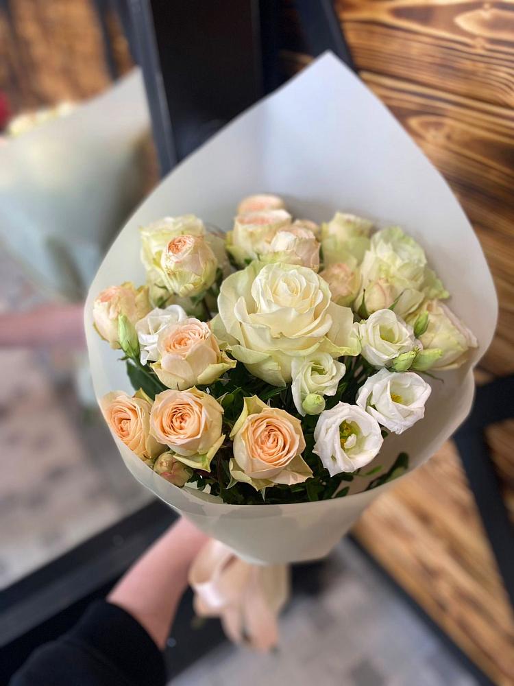 Букет цветов из: Розы и Лизиантусы в Горном Ставропольского края